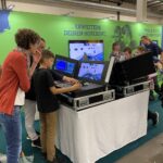 Jugendliche testen an der Berufsschau Basel am AHOI-CAPTAIN-Stand einen Schiffs-Simulator, um nautische Berufe kennenzulernen.