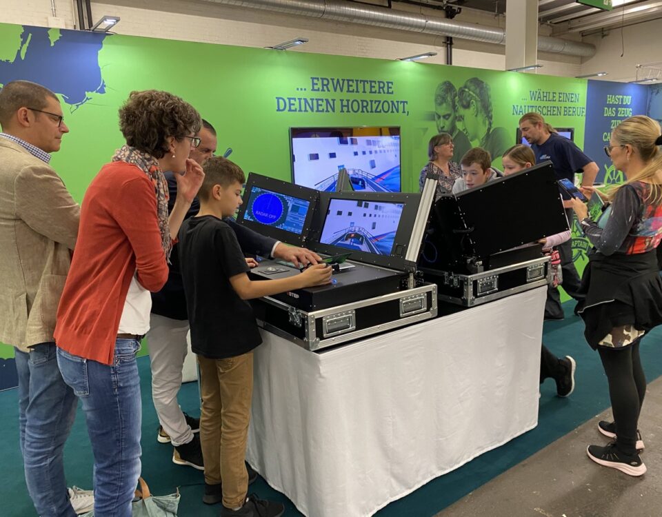 Jugendliche testen an der Berufsschau Basel am AHOI-CAPTAIN-Stand einen Schiffs-Simulator, um nautische Berufe kennenzulernen.